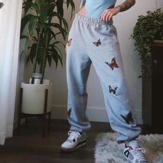 Brand New In Package With Tags Attached Elastic Waist Band Butterfly Print Sweatpants Material: Polyester Grey Butterfly, White Pants Outfit, Bold Makeup Looks, Fashion Butterfly, Hip Hop Pants, Summer Pants Women, Printed Sweatpants, Pants Outfit Casual, Zipper Pants