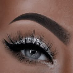 Black And Silver Homecoming Makeup, Black And White Prom Makeup, Black And Silver Makeup Looks Simple, Silver Makeup Prom, Grey Makeup Looks Prom, Light Black Makeup Looks, Prom Makeup For Grey Dress, Black Prom Eye Makeup, White And Silver Eye Makeup