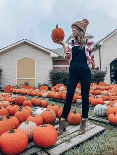 Tuesday Trend: How to Style Overalls | It's All Chic to Me | Houston Fashion Blogger | Style Blog Overall Fall Outfits, Pumpkin Patch Outfit Women, Denim Attire, Pumpkin Patch Photoshoot, Overalls Outfits, Patch Outfit, Pumpkin Outfit