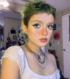 Short Pixie Side Shave, Short Hair Sides Shaved, Green Mullet Hair, Pixie Dyed Hair Ideas, Shaved Head With Bangs, Indie Short Hair, Alternative Pixie Cut, Goth Haircut Short, Green Pixie Cut