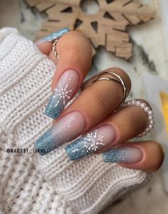 Snow Glitter Nails, Christmas Snow Nails, After Christmas Nails, Winter Nails Snow, Winter Glitter Nails, Cold Nails, Christmas Naildesign, Nailart Winter, Glitter Christmas Nails