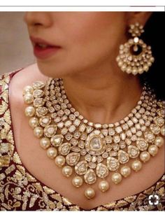 Real kundan bridal set with wide necklace, matching teeka and earrings Kundan Jewellery Bridal, Kundan Jewellery Set, Indian Bridal Jewelry Sets, Herringbone Chain, Bridal Fashion Jewelry, Indian Jewelry Sets, Bollywood Jewelry, Current Fashion, Indian Wedding Jewelry