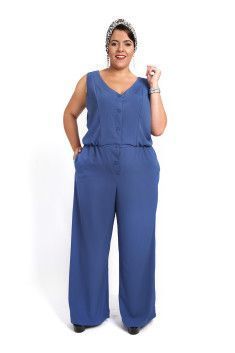 Feito especialmente para as mulheres Plus Size, e que não abre mão de andar sempre na moda. Com classe e elegância, estes lindos macacão lo... Dress Design For Women, Silk Dress Design, Raw Silk Dress, Plus Size Summer Fashion, Big Girl Fashion, Jumpsuit Outfit, Moda Plus