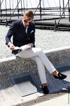 Pitti Uomo - 2011 Source: thestreetfashion5xpro & citizencouture Light Blue Dress Shirt, White Chinos, Preppy Fashion, Chic Chic, Look Formal, Light Blue Dresses, Blue Shirt Dress, Man Style, Tassel Loafers