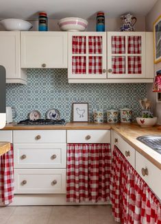 Stylish Kitchen Ideas, Gingham Curtains, Oval Room Blue, Renovation Budget, Artist House, Stylish Kitchen, Decor Trends, Curtain Designs, House Garden