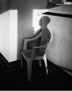 a black and white photo of a chair next to a counter