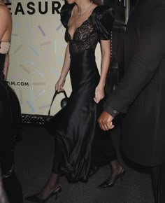 Kendall Jenner Paparazzi, Black Tie Women, Sum Dresses, Gown Aesthetic, Cailee Spaeny, Tie Women, Party Fits, Professional Style, B Fashion