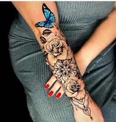 Tatuagem de Borboletas para se inspirar Woman Floral Half Sleeve Tattoo, Tattoos With Pops Of Color, Women Sleeve Tattoo Ideas Classy, Moon Sleeve Tattoos For Women, Floral Forearm Tattoo Half Sleeves, Cool Tattoos For Women Half Sleeves, Delicate Sleeve Tattoo For Women, Floral Leg Tattoos For Women, Women Half Sleeve Tattoo Classy