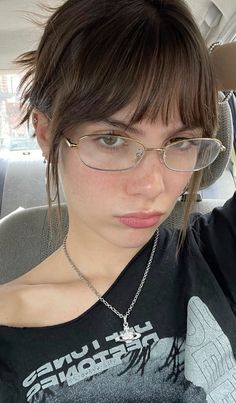 Clear Glasses Aesthetic Outfits, Edgy Glasses Frames, Glasses For Bangs, Glasses Square Face For Women, How To Wear Glasses, Nerd Makeup Looks, Grandma Glasses Aesthetic, Cute Eye Glasses Frames, Glasses For Heart Face Shape