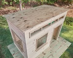 a dog house made out of pallet wood