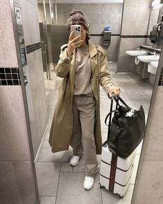 How to Style a Trench Coat Colorado In Spring, Styling A Trench Coat, Ski Trip Outfits, Ski Trip Fashion, Monochromatic Outfit Neutral, Neutral Monochromatic Outfit, Trip Essentials Packing Lists, Neutral Outfit Aesthetic, Fashion Inspo Outfits Minimal Chic