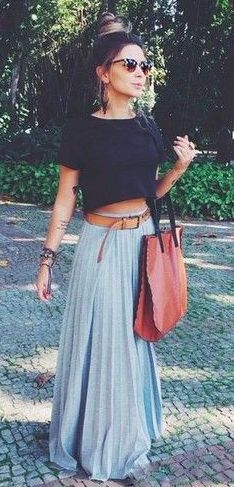 Pleated maxi skirt and crop top - thinking I can make a crop top like that using a regular black tshirt...hmmm Valentines Minis, 2019 Outfits, Rok Outfit, Bohol, Skirt Maxi, Mode Inspo, Vacation Style, Maxi Skirts, Hippie Chic