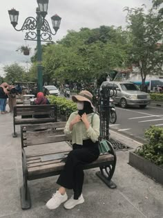 ig: thesamalaika Study Tour Jogja, Ootd Jogja Malioboro, Outfit Study Tour, Outfit Kulot, Angle Foto, Spill Ootd, Ootd Pose, Ootd Jeans, Study Tour