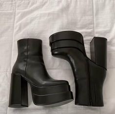 Platform Boots Aesthetic, Dr Shoes, Fancy Shoes, Shoe Inspo, Aesthetic Shoes, Swag Shoes, Pretty Shoes, Dream Shoes, New Girl