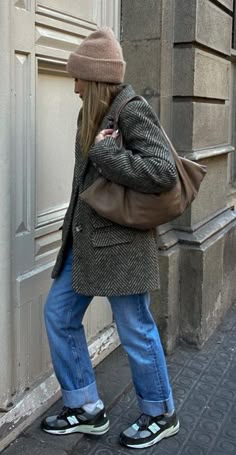 Gray Coat Outfit Winter Style, Grey Coat Outfit Winter, Grey Coat Outfit, Winter Coat Outfits, Fashion 23, Gray Coat, Parisienne Chic, Fall And Winter Outfits, Street Outfits