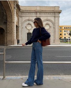 Flared Jeans Outfit Fall, Outfits With Flares, Flare Jean Outfit, Flare Jeans Outfit, October Outfits, Jeans Outfit Winter, Jeans Outfit Fall, Golden Globes Red Carpet, Blue Jean Outfits