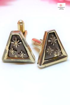 FOR SALE: Vintage Men's Cufflinks-1950s Starburst Cuff Links - ornate triangle gold tone. Very stylish Mens Accessory. Unique Vintage Items from Peppermint Twist Vintage #1950s #Menswear #cufflnks #accessory #starburst 1950s Menswear, 1950s Patterns, Starburst Pattern, Triangle Shape, Cuff Links, Men's Accessories