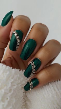 Get the perfect manicure with dark emerald green nails adorned with acrylic almond designs Explore a variety of styles like short gold and French tip with silver and simple chrome designs for your prom night Transform your nails with acrylic coffin nail art perfect for prom or a chic shellac finish