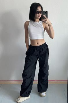 Ootd, autumn outfit, yeezy slides, perl necklace, black parachute pants, white top, vintage sunglasses, street wear Cargos With Yeezy Slides, Yeezy Slides With Cargo Pants, Outfit Inspo Black Parachute Pants, Black Cargo Pants With White Top, Black Top And White Pants, Parashout Pants Outfit, Parachuet Pants, Fits With Black Parachute Pants, Black Cargos White Top