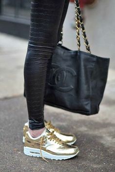 Nike Air Max Gold Sneaker Trend, Boho Mode, Estilo Fitness, Nike Free Run, Gold Sneakers, Kate Upton, Nike Free Runs, Nike Shoes Outlet, Nike Shox