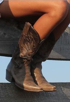 Love this cowboy boots Heavy Crown, Cowboy Aesthetic, Mick Schumacher, Dr Shoes, Looks Country, Cowgirl Aesthetic, Western Aesthetic, Hannah Montana