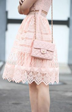 Super romântico. Pinterest: luanaraujoz: Nude Bags, Chique Outfit, Pink Lace Dress, Light Pink Dress, Lace Pink Dress, Outfit Trends, Pink Purse, Dior Shoes, Mode Inspo