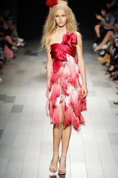 Marchesa Spring 2018 Ready-to-Wear collection, runway looks, beauty, models, and reviews. Fashion Runway, Feminine Dress