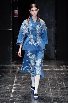 _DAN0121-10218317 News Outfit, Antonio Marras, Fashion Advertising, Runway Pictures, Mode Fashion, Creative Fashion, Live Streaming, Fashion News, Duster Coat