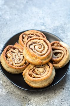 cinnamon rolls on a black plate with the title only 2 net cars keto cinnamon rolls