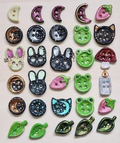 there are many different types of brooches on the table, including cats and dogs