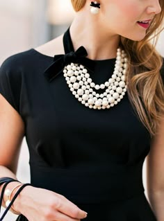 How To Wear A Pearl Necklace, What Jewelry To Wear, Pearl Necklace Outfit, Neon Prom Dresses, Preppy Mode, Black Dress Style, Below The Knee Dresses, Necklace Outfit, Chique Outfits