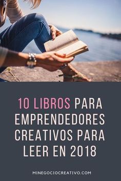 a woman sitting on the ground reading a book with text overlay that reads 10 libros para empreendedores creativos para leer en 2018