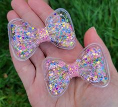 These pigtail bows are sparkly and fun!! Each bow is filled with pastel colored stars that move around as your little one does. The pouches containing the confetti are sealed shut. The bows each measure 2.5 inches and are securely attached to a partially lined alligator clip with a non slip grip. Shaker Bows, French Braid Pigtails, Small Hair Bows, Pigtail Hair Bows, Pigtail Bows, Templates Free Design, Toddler Hair Clips, Pigtail Hairstyles, Hair Clips Girls