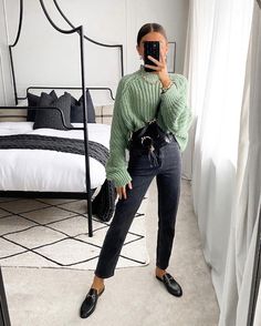 How to Wear Skinny Jeans in 2023 (Without Looking Like a Fashion "DON'T") - Life with Mar Black Mom Jeans Outfit, Jeans Outfit For Work, Jeans Outfit Fall, Look Jean, Mom Jeans Outfit, Black Mom Jeans, Jeans Outfit Women, Business Casual Outfits For Work, Casual Work Outfits