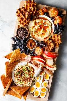 Serve a Breakfast Board (with these Brunch Board Ideas) for your next gathering, with oats, pancakes, waffles, eggs, and more! Brunch Board Ideas, Brunch Boards Ideas, Breakfast Charcuterie Board Ideas, Brioche Breakfast, Breakfast Butter, Oats Pancakes, Breakfast Charcuterie Board, Breakfast Charcuterie, Banana Zucchini Muffins