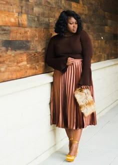 Midi Pleated Skirt Outfit, Style Must Haves, Midi Pleated Skirt, Satin Skirt Outfit, High Heels Outfit, Pleated Skirt Outfit, Holiday Party Fashion, Look Office, Skirt Outfits Fall