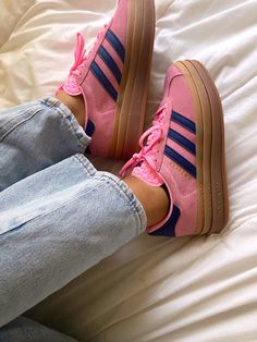 Adidas Bold, Adidas Gazelle Pink, Pink Gazelles, Adidas Gazelle Outfit, Looks Hippie, Adidas Gazelle Bold, Gazelle Bold, Tenis Vans, Bold Shoes