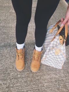 Leggings With Timberlands Outfits, Tan Timberlands Outfits Women, Women In Timberland Boots Outfits, Female Timberland Boots Outfits, Brown Timberland Boots Outfit Woman, Timbs Outfits Women Winter, Timberlands And Leggings