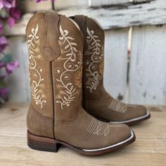 The price already INCLUDES taxes and shipping to anywhere in the United States.
This is the SB-810 western boot for women, in a brown color that is always in fashion. The Crazy leather gives it unmatched robustness and texture, ideal for the classic structure of the Bulldog last. The design is adorned with flowers and cream white details that stand out on the tube, offering a beautiful contrast. With a cowhide sole and leather lining, this boot guarantees comfort and durability, and is a testame Boots Mexican For Women, Mexican Boots For Women, Boots For Women Cowboy, Mexican Boots, Western Boots For Women, Shyanne Boots, Cute Cowgirl Boots, Boot Scootin Boogie, Brown Cafe