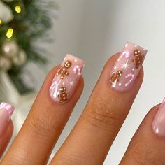 𝐇𝐚𝐧𝐧𝐚𝐡 𝐓𝐚𝐲𝐥𝐨𝐫 on Instagram: "#ad Gingerbread and Candy Canes 🎀🍪 ________________ Using @the_gelbottle_inc  ★ Carrie’s Cosmo  ★ BIAB NU05 ★ Caramel  ★ Daisy studio gel" Gingerbread Cookie Nails Simple, Pretty Nails With Gems, Christmas Nail Inspo Gingerbread, Christmas Nail Ideas Gingerbread, Christmas Nails Short Gingerbread, Simple Christmas Nails Gingerbread, Candy Cane And Gingerbread Nails, Nail Art Acrylic Designs, Biab Nails Inspiration Christmas