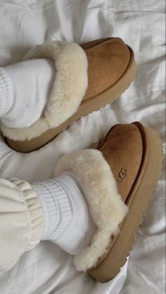 Cute Uggs, Dr Shoes, Preppy Shoes, Pretty Shoes Sneakers, Estilo Taylor Swift, Cute Slippers, Uggs Outfit, Winter Slippers