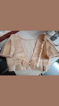 Bloues Hands Design, Lapeta Blouse Designs, Latest Blouse Neck Designs Party Wear, Blouse Designs Netted, V Shape Blouse Designs Latest, Botnick Blouse Design, Blouse Latest Designs Fashion Trends, Broket Blouse Design, Net Blouse Sleeves Design Latest