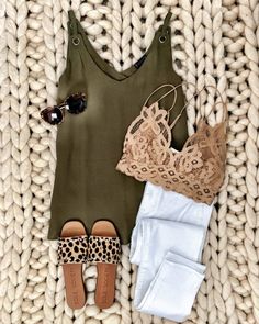 Monday Must-Haves | MrsCasual Leopard Slides, Jeans Beige, Mode Casual, Instagram Outfits, Narnia, Outfit Casual, Spring Summer Outfits, Lace Bralette, Street Styles