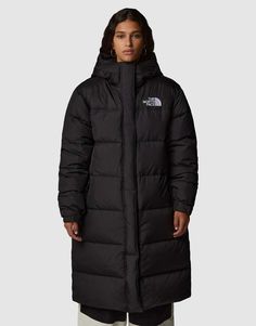 Giacche e Cappotti di The North Face Essenziale per le giornate più fredde Cappuccio con fermacorda Collo alto Chiusura con zip e adesiva Logo ricamato sul petto e sul retro Tasche con cerniera lampo ai lati Polsini regolabili Taglio lungo Regular fit North Face Nuptse, Wide Jeans, Plus Size Skirts, White Trainers, Jd Sports, Adidas Samba, Logo Embroidery, Plus Size Pregnancy, Converse Chuck