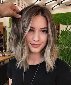 Short Blonde Wig, Cereal Magazine, Stylish Short Hair, Brunette Balayage, Balayage Blonde, Wedding Women, Hairstyles Wedding, Blonde Hair With Highlights, Rosa Parks