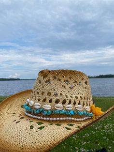 Coastal Cowgirl Hats, Beachy Cowgirl, Costal Cowboy, Cowboy Hat Ideas, Coastal Cowgirl Hat, Hobby Lobby Crafts, Costal Cowgirl, Cowgirl Summer, Hat With Flowers