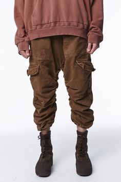 Yeezy Season 1, Yeezy Collection, Yeezy Season 2, Kanye Fashion, Yeezy Fashion, Brown Cargo Pants, Yeezy Season, Cottagecore Fashion, Hip Hop Outfits