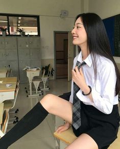 Apa yang indah dari hidupku? #fiksiremaja # Fiksi remaja # amreading # books # wattpad Korean School, Korean Girl Fashion, Trend Fashion, Ulzzang Girl, Aesthetic Girl, Korean Girl, Asian Beauty, Knee High