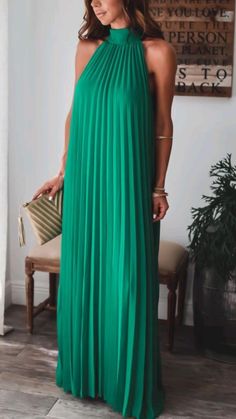 Stunning dark green halterneck pleated dress. Beautiful and elegant. Max Dresses, Linen Style Fashion, 2piece Outfits, Funky Dresses, South Miami, Trendy Fashion Tops, Boho Chic Outfits, Green Style, Fashionista Clothes