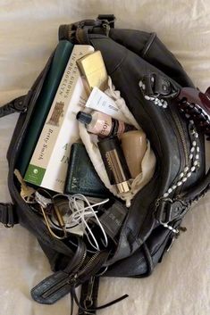 Messy Bag Aesthetic, Inside Bag Aesthetic, What Is In My Bag, Bag Tour, What's In My Backpack, What's In My Purse, What's In My Bag, Inside My Bag, Purse Essentials